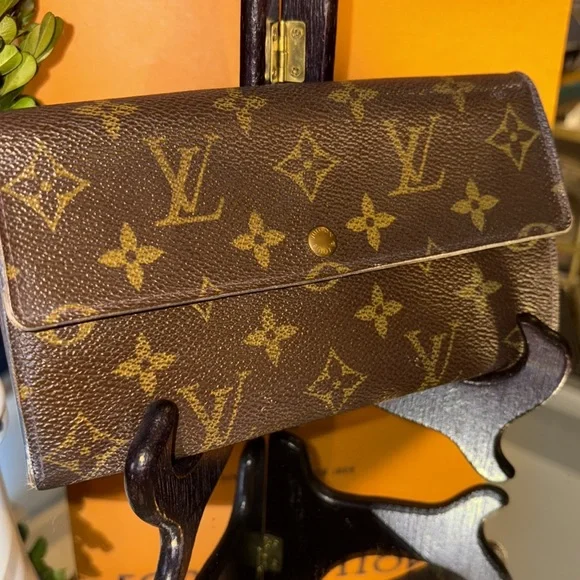 AUTHENTIC LOUIS VUITTON Vintage LV Monogram Sarah Wallet. - Picture 13 of 16